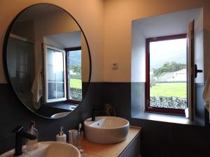 普赖尼亚德拜舒Janela do Porto的一间带两个盥洗盆和大镜子的浴室