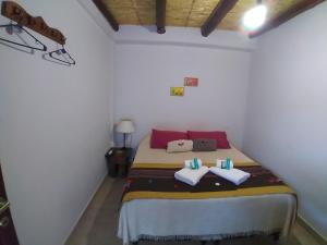 普尔马马尔卡Los Agustinos的一间卧室配有一张带两个枕头的床