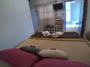 普尔马马尔卡Los Agustinos的一间位于地板上的客房,配有两张床和枕头