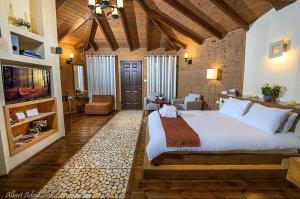 罗什平纳Talia Cabin Guest & Spa的一间卧室,卧室内配有一张大床