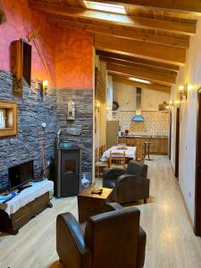 Los SantosCasa Rural Carpintero的客厅设有壁炉和石墙