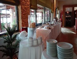 Alissos卡斯泰拉海滩公寓式酒店的餐厅的一排桌子,有白色桌布
