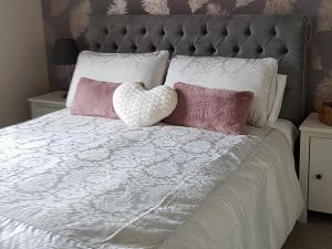 吉伦Gullane View Apartment的床上配有粉色和白色枕头的床