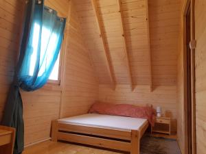 尼彻兹Domki Letniskowe Martynka的小屋内的小房间,配有一张床