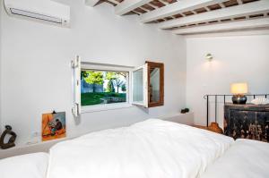 罗维尼Monte Sea View Residence的白色的卧室设有床和窗户