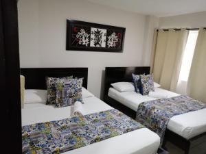 圣安德烈斯加勒比海岛皮索2号酒店的一间客房配有两张床和一张沙发