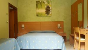 加里波第港B&B ENSILEVA BEACH的一间卧室配有一张床、一张桌子和一幅画