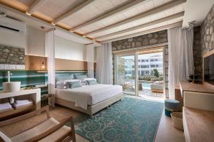 PaliochoriArtemis Seaside Resort的一间带床和阳台的大卧室