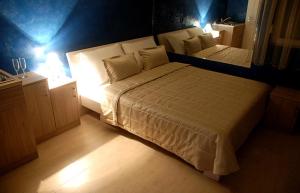 BrdoVila Jelena Zlatar Nova varoš的一间卧室配有一张大床,两盏灯