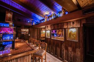 萨拉索塔Golden Host Resort Sarasota的酒吧设有木墙和桌椅