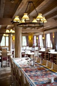 洛姆洛美酒店的餐厅里一张长桌,配有桌椅