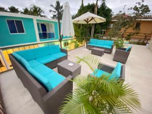博卡奇卡Hotel Agua Dulce的配有蓝色家具和遮阳伞的庭院