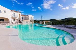 布多尼Residence SardegnaSummer Li Mori的一座蓝色的游泳池