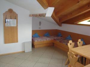 施图拜河谷新施蒂夫特Alpenhaus Christian的一间卧室配有一张带蓝色枕头的床和一张桌子