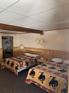 杜波依斯熔岩山小屋酒店的酒店客房带两张床,里面饲养着动物