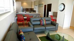 土乌巴海逸公寓式酒店的带沙发和桌子的客厅以及厨房。