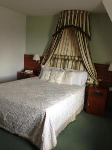 阿什本阿什伯恩酒店的一间卧室配有一张带天蓬的大床
