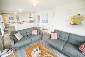 米德尔顿SeaWatch-Sea Views的客厅配有两张沙发和一张桌子