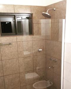 伊瓜苏港Cabaña Oma的带淋浴、卫生间和窗户的浴室