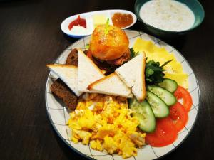 塔尔迪库尔干Royal Petrol Hotel的包括烤面包和蔬菜的早餐盘