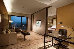 莆田莆田秀屿假日酒店的酒店客房设有书桌和卧室。