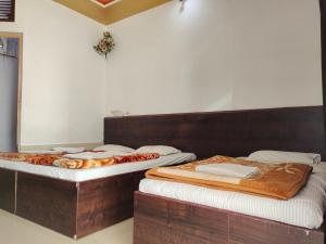 Fatehpur Sīkri温达文酒店的两张睡床彼此相邻,位于一个房间里