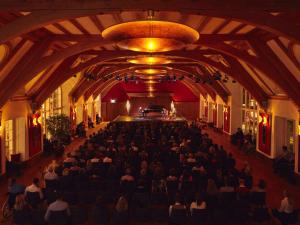 厄茂Schloss Elmau Luxury Spa Retreat & Cultural Hideaway的一群坐在大厅里弹钢琴的人