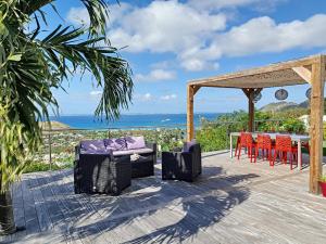 Friar's BayVilla SEA VIEW, 5 min from the beach, overlooking the caribbean sea, private pool的一个带桌椅的甲板和大海