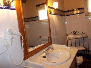 阿兰达德杜洛洛斯拉斯托乔斯酒店的一间带水槽和镜子的浴室
