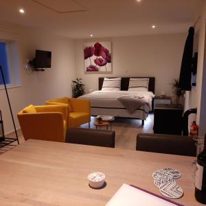 StiensBed & Breakfast Stiens (nabij Leeuwarden)的客厅配有床和沙发