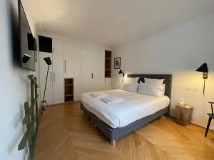 巴黎RESIDENCES HARCOURT - Ile Saint Louis - PARIS的卧室配有一张白色大床