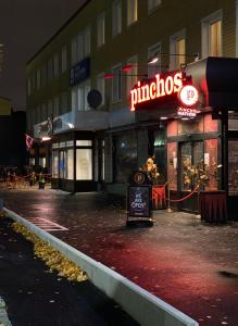 恩舍尔兹维克斯特兰德城市酒店的夜间在建筑物前的一条空的街道