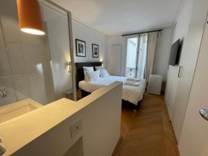 巴黎RESIDENCES HARCOURT - Ile Saint Louis - PARIS的酒店客房带两张床和一间浴室