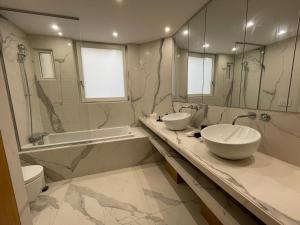 巴黎RESIDENCES HARCOURT - Ile Saint Louis - PARIS的浴室设有2个水槽、卫生间和镜子。