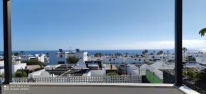 卡门港Villas Vistabella的享有白色建筑和大海的城市美景