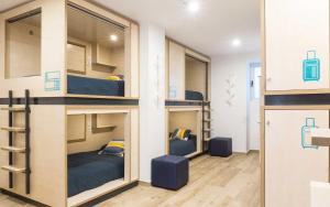 科尼尔-德拉弗龙特拉TAKE SURF Hostel Conil的一间设有四张双层床的客房