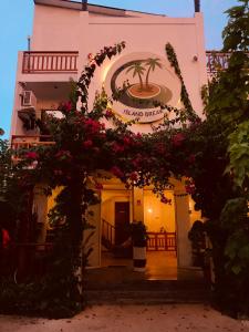 弗里德胡岛屿度假宾馆的花卉和标志建筑的入口