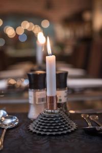 斯瓦科普蒙德Alte Brucke Holiday Resort的一张带勺子的桌子上放着蜡烛