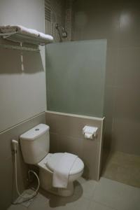 泗水D'Carol Hotel的浴室配有白色卫生间和淋浴。