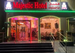 多哈Majestic Hotel的前方有 ⁇ 虹灯标志的魔法酒店