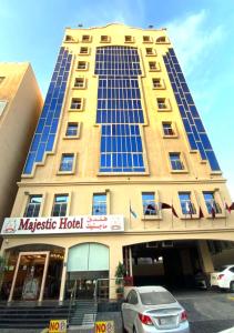 多哈Majestic Hotel的一座建筑,上面有很多太阳能电池板