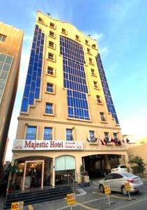 多哈Majestic Hotel的一座大型建筑,上面有很多窗户