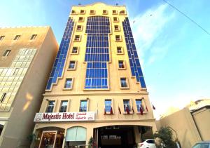 多哈Majestic Hotel的一座大型黄色建筑,有很多窗户