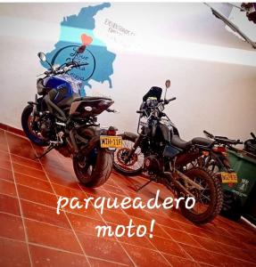 莱瓦镇Family Host HOSTEL的两辆摩托车停在一间地图的房间