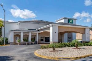 泽弗希尔斯Quality Inn Zephyrhills-Dade City的大楼前方有停车场