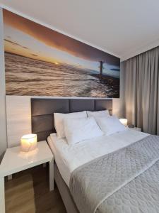 斯维诺乌伊希切Apartament Baltic的一间卧室配有一张壁画床