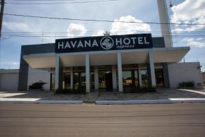 乌贝拉巴Havana Express的一座带标志的哈尼亚酒店大楼