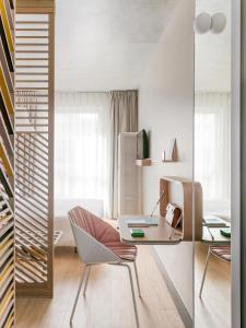 里尔OKKO Hotels Lille Centre的一个带桌子和椅子的家庭办公室