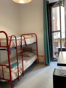 马德里巴比里索尔旅舍的客房设有两张双层床和一扇窗户。
