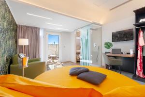 博斯科特雷卡塞Pachamama的一间带黄色床的卧室和一间客厅